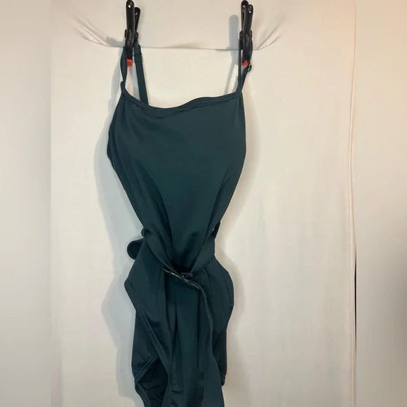 Kate Spade medium Swimsuit cinches at the waist for hourglass silhouette - Picture 7 of 8